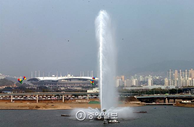 2002년 한일월드컵 개최를 기념하기 위해 서울 상암동 월드컵 경기장 부근 한강에 가변식으로 설치된 분수대로 물줄기가 세계 최고 높이인 202m까지 올라간다. 박종근 기자