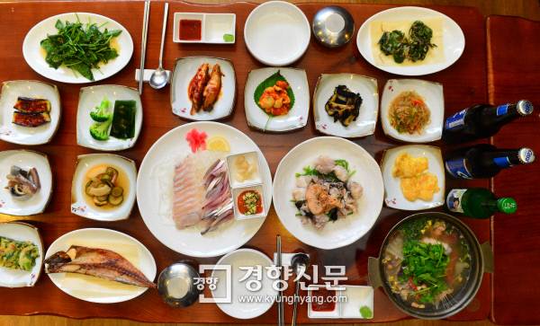 푸짐한 ‘1인당 2만8000원 밥상’ 29일 서울 서대문 한정식 식당의 2인용 밥상. 1인분 2만2000원의 상차림에 소주 1병, 맥주 2병을 합한 값은 5만6000원(1인당 2만8000원)이다. 병어·광어회, 아귀 수육, 낙지해물탕 등이 올라왔다. 접대용 식사비 상한액 1인당 3만원 내에서도 수라상 부럽지 않을 만큼 푸짐하다. 정지윤 기자