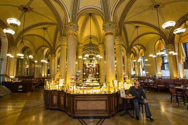 센트럴의 내부. 카페의 마스코트인 '피터 알텐베르크' 조각상이 보인다. © Palais Events