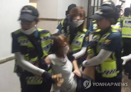 끌려 나오는 학생     (서울=연합뉴스) 직장인 대상 평생교육 단과대학을 설립 방침에 반발하면서 이화여대 본관을 사흘째 점거하던 학생들이 30일 오후 학교 측 요청을 받은 경찰들에 의해 끌려 나오고 있다. 2016.7.30 [독자제공=연합뉴스]     photo@yna.co.kr