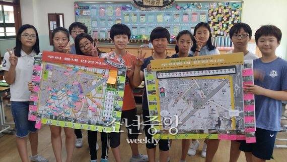 이번 대회에서 인천남부경찰서 우수상을 수상한 경원초 6학년 심현영·강다령·윤태훈·조혜람·김도훈 학생(왼쪽부터) 팀. 오른쪽엔 인천시장상을 수상한 오준혁·이기훈·조수현·정은서·이호준 학생(왼쪽부터) 팀이 섰다.
