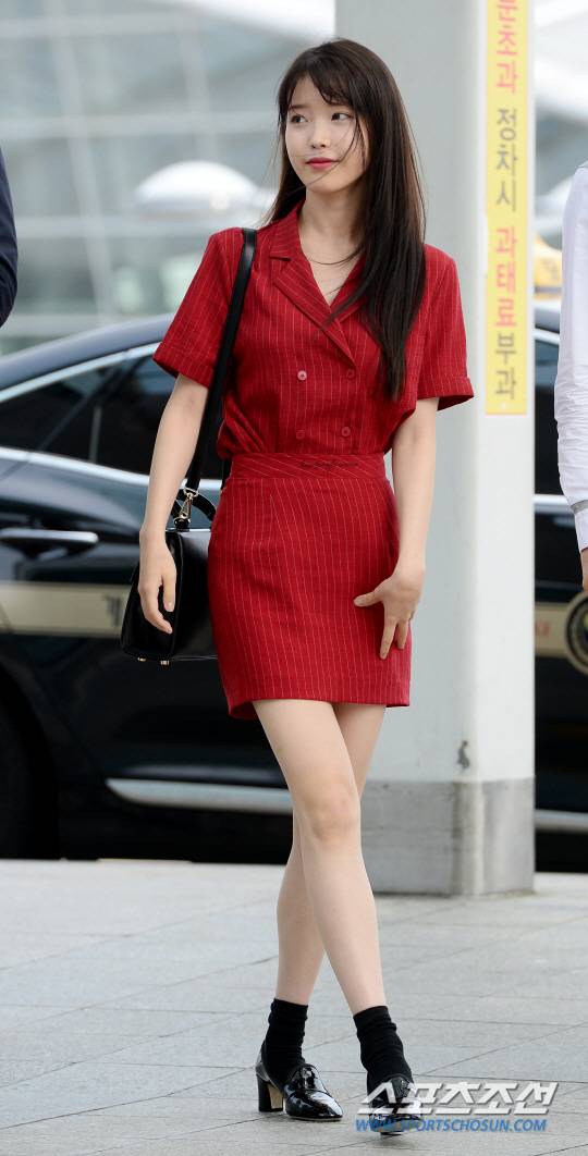 [포토] 아이유, 가던 차도 멈추게 만드는 청순요정!