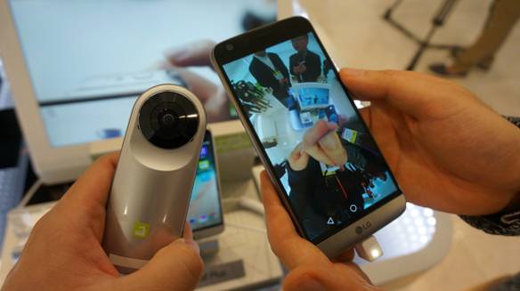 LG전자의 전략 스마트폰 ‘G5’에 360도 카메라 ‘360캠’을 연동해 촬영하는 모습. / 사진=전준범 기자