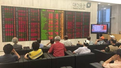 1일 오후 3시 10분쯤  대신증권 객장. 투자자들이 여전히 자리를 지키고 앉아 전광판을 보고 있다.