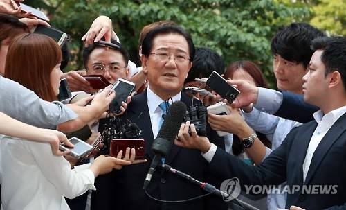 영장실질심사 출석하는 박준영 의원     (서울=연합뉴스) 최재구 기자 = 수억원대 공천헌금을 받은 혐의 등으로 구속영장이 재청구된 국민의당 박준영 의원이 1일 오전 영장실질심사를 받기 위해 서울남부지법에 출석하며 기자의 질문에 답하고 있다.