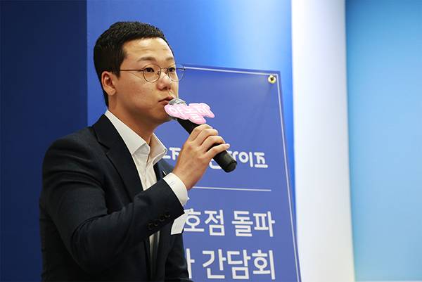 △프랜차이즈 사업 성과를 설명하는 야놀자 F&G 김영수 대표