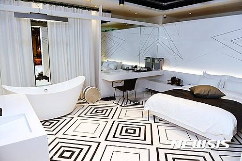 【서울=뉴시스】조성봉 기자 = 숙박 O2O 전문기업 야놀자가 2일 오전 서울 강남구 야놀자 본사 좋은숙박연구소에서  ‘야놀자 프랜차이즈 100호점 돌파’ 기자간담회를 열고, 야놀자 숙박 프랜차이즈 브랜드 객실을 취재진에게 공개했다.    야놀자 이수진 대표는 기자간담회에서 "2017년 1만 객실 확보로 생활실속형 숙박공간의 표준이 될 것"이라고 포부를 밝혔다.2016.08.02.  suncho21@newsis.com