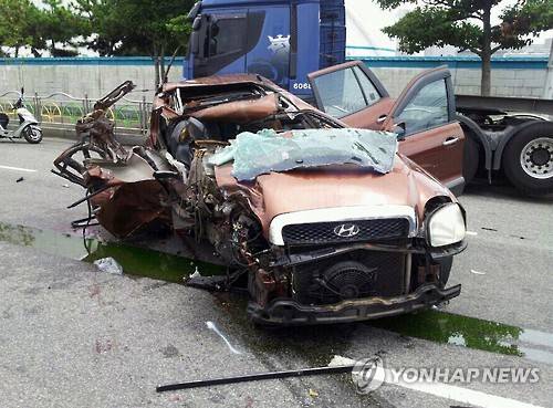 일가족 5명 탄 SUV 차량이 트레일러 추돌      (부산=연합뉴스) 2일 오후 12시 25분께 부산 남구의 한 주유소 앞 도로에서 일가족 5명이 탄 스포츠유틸리티(SUV) 차량 싼타페가 트레일러를 들이받아 4명이 숨지고 1명이 다쳤다. 사진은 처참하게 부서진 싼타페 차량. 2016.8.2 [부산소방본부 제공=연합뉴스]      pitbull@yna.co.kr