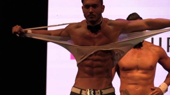 '치펜데일 쇼' 배우가 3일 서울 방이동 올림픽공원 올림픽홀에서 쇼케이스에서 셔츠를 찢는 퍼포먼스를 보여주고 있다./사진=함혜인 인턴기자