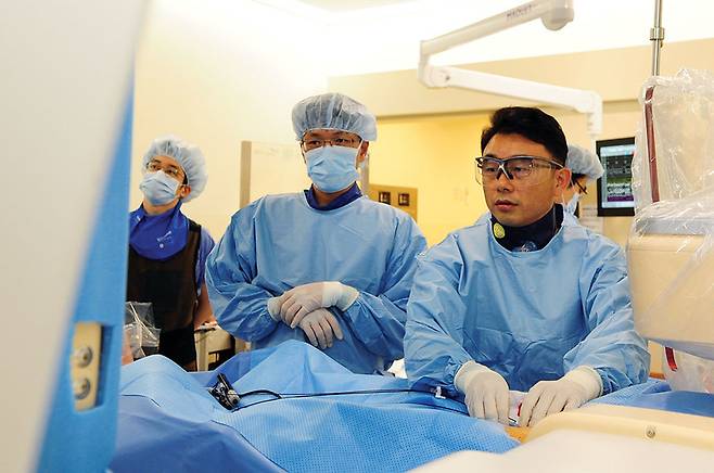 박경민 삼성서울병원 순환기내과 교수가 부정맥이 생긴 부위를 없애는 시술을 하고 있다.