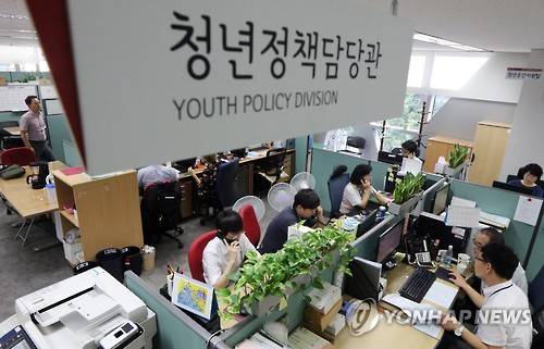 청년수당 문의전화 쇄도     (서울=연합뉴스) 김주성 기자 = 서울시가 보건복지부의 반대에도 청년활동지원비(청년수당) 대상자 3천명을 선정해 첫 활동비를 지급한 3일 서울시청 청년정책담당관실에서 청년활동지원팀 직원들이 쇄도하는 관련 문의전화를 받는 등 분주한 모습을 보이고 있다.