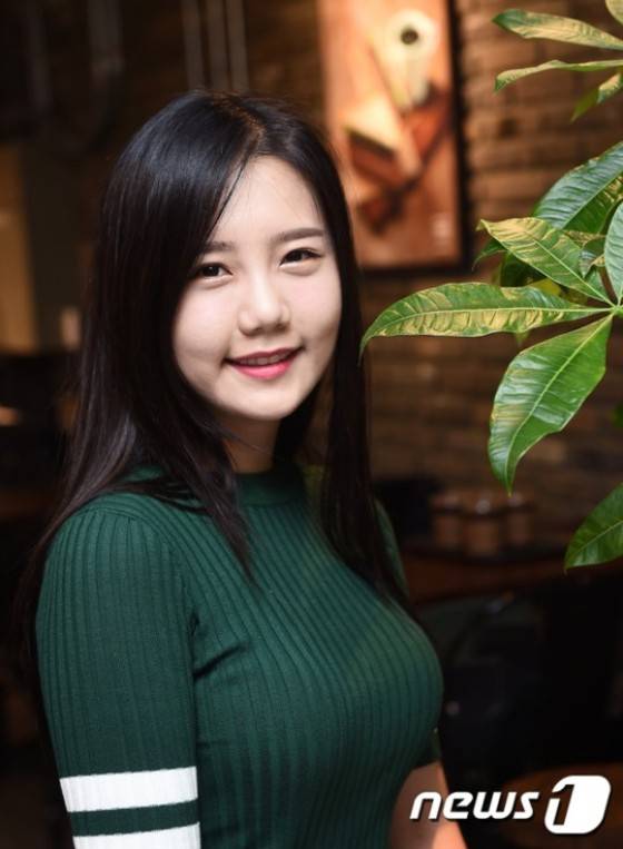 가수 송하예가 최근 서울 고척 스카이돔 스카이워크몰에서 진행된 뉴스1스타와의 인터뷰에서 자신의 외모에 대한 생각을 밝혔다. © News1star / 고아라 기자