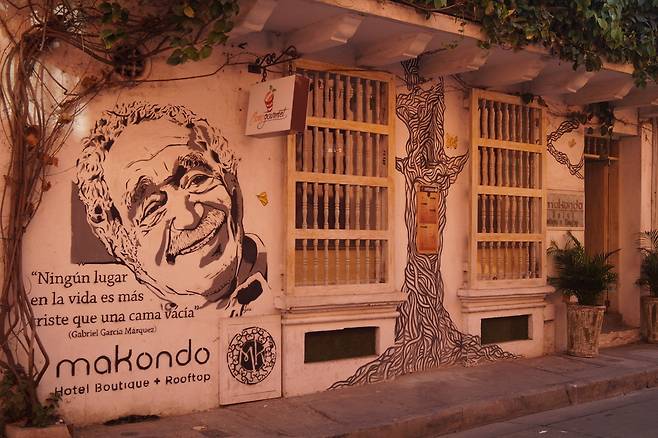 카르타헤나에 있는 가르시아 마르케스 집 바로 옆 호텔 벽면. 사진 우석균 교수