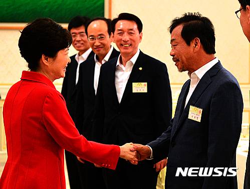 【서울=뉴시스】전진환 기자 = 박근혜 대통령이 4일 오전 청와대 인왕실에서 새누리당 대구·경북지역 의원들과의 간담회에 참석, 사드 배치지역인 성주가 지역구인 이완영 의원과 악수 하고 있다. 2016.08.04   amin2@newsis.com