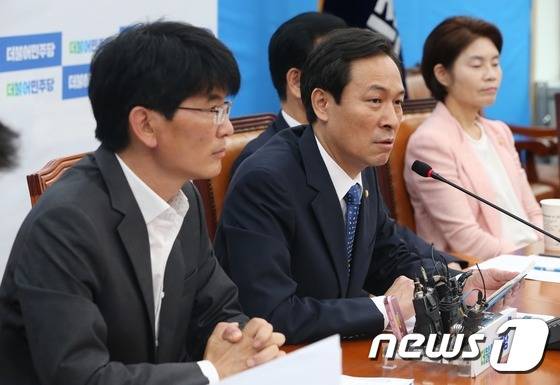 우상호 더불어민주당 원내대표가 5일 오후 서울 여의도 국회에서 열린 더불어민주당 상임위 간사단-정책위의장단 간담회에서 모두발언하고 있다. 2016.8.5/뉴스1 © News1 손형주 기자