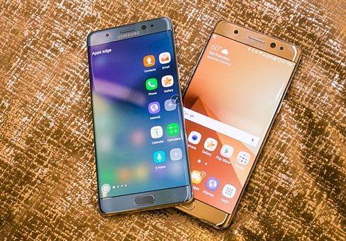 골드 플래티넘 색상과 비교한 코랄 블루 (사진=씨넷)