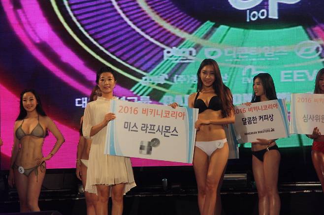 (주)중한문산 김도영 대표가 `미스 라프시몬스` 수상자 류주아에게 시상했다.