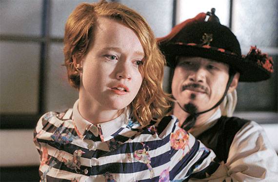 ‘드라마월드’의 한국드라마 광팬 클레어(리브 휴슨)는 ‘사랑의 맛’이란 드라마 속에 들어갔다가 악당 때문에 위기에 처한다. [넷플릭스·사진 MBC]