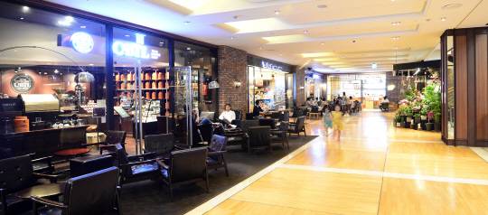 서울파이낸스센터 지하 리테일 전경. 서울파이낸스센터는 오피스빌딩에서는 보기 드문 스트리트형 리테일몰을 가지고 있다. 세종대로와 건물 1층에서 연결되는 중앙 통로 외에도 유동인구가 많은 무교로 쪽에도 출입구가 있어 입주사들뿐만 아니라 길을 오가는 행인들도 많이 찾는다.