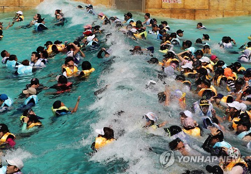 무더위 날리는 시원한 물놀이     (용인=연합뉴스) 홍기원 기자 = 폭염이 계속되고 있는 5일 오후 경기도 용인시 에버랜드 캐리비안베이를 찾은 시민들이 시원한 파도를 맞으며 더위를 식히고 있다. 2016.8.5     xanadu@yna.co.kr