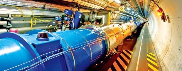 스위스와 프랑스 국경 지대에 있는 유럽입자물리연구소(CERN)의 대형 검출장치인 거대강입자가속기(LHC) 모습.