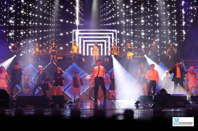 박진영은 이날‘살아있네’‘너뿐이야’ 등을 열창하며 JYP엔터테인먼트 소속 아이돌그룹 못지 않은, 강렬한 댄스 실력을 뽐냈다. JYP엔터테인먼트 제공
