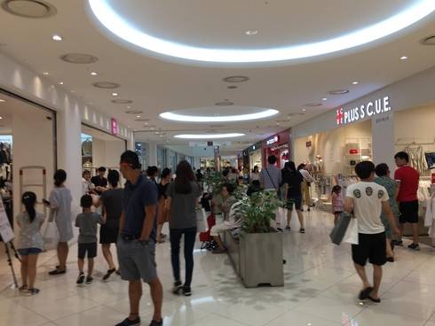 8일 오후 휴가철을 맞아 복합쇼핑몰 타임스퀘어를 찾은 방문객들. / 박원익 기자