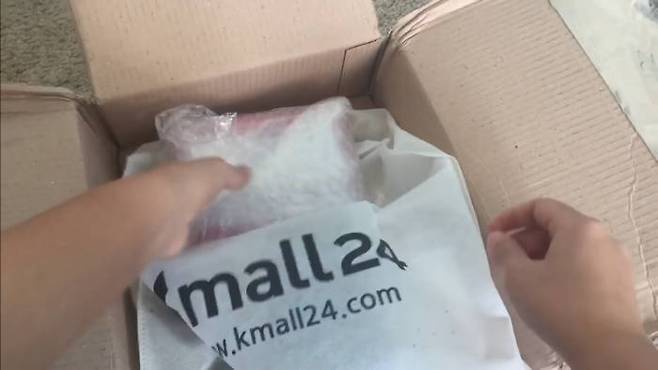 사진은 한국무역협회가 운영하는 케이몰24(Kmall24)에서 배송받은 제품을 개봉하는 모습을 해외 소비자(유투버)가 직접 촬영해 올린 해외 소비자 영상 캡쳐 화면이다. 해외 판매에 성공하려면 상품을 콘텐츠와 함께 만들어 소비자가 아닌 팬에게 접근하려는 트렌드를 읽어야 한다. <출처: 유튜브>