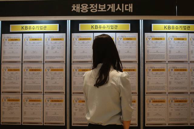 노동시장에 뛰어든 청년층은 늘어나지만 새로 생긴 일자리는 음식 숙박업종 임시직에 몰려 있다. 2015년 5월 서울 강남구 코엑스에서 열린 취업박람회에서 한 구직자가 채용게시판을 보고 있다. 신소영 기자 viator@hani.co.kr