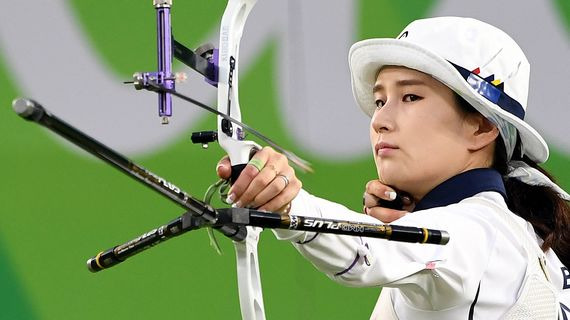 여자 양궁 기보배 선수가 8일(현지시간) 브라질 리우 마라카낭 삼보드로무 양궁경기장에서 열린 개인 16강전에서 활시위를 당기고 있다. 리우데자네이루=올림픽사진공동취재단