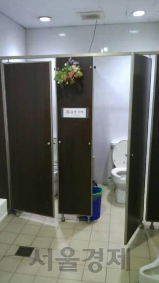화장실 관리 문제로 갈등을 빚은 도봉구의 한 주상복합아파트 상가의 화장실. 현재는 임시로 개방돼 있지만 경비원 등의 사용은 금지돼 있다. /최성욱기자