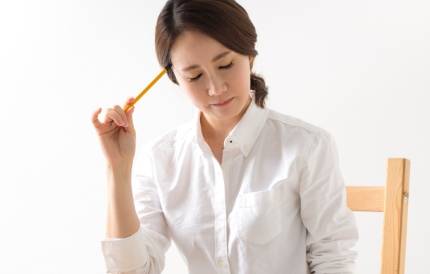 고민하고 있는 여성