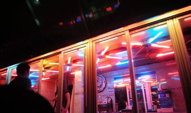 서울 청량리의 성매매 집결지에서 한 남성이 성 판매 여성과 흥정을 하고 있다. 한국일보 자료사진