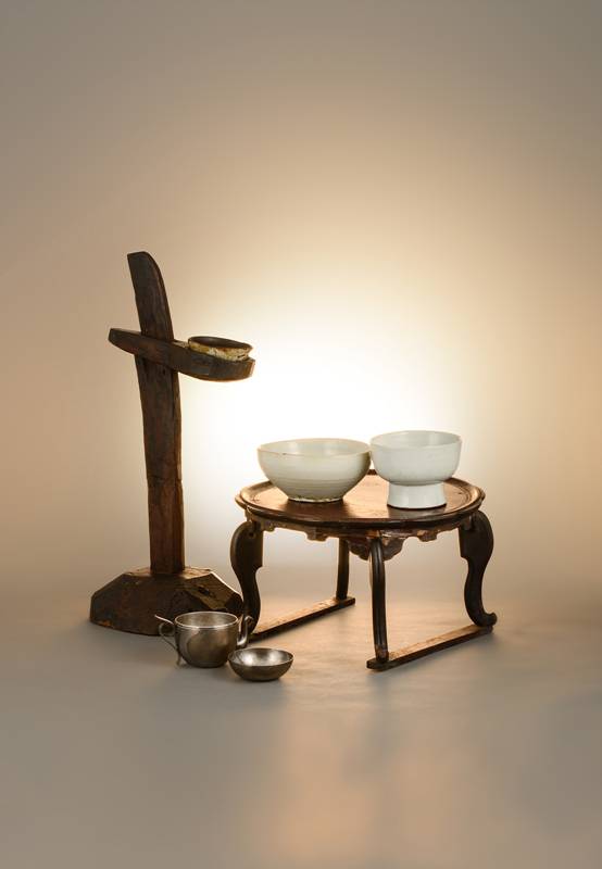 부엌이나 찬방에서 켜던 등잔. 아궁이에서 나는 구수한 밥 냄새와 찌개 냄새가 배어 있을 것 같다.