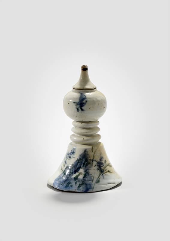 호형 백자 등잔. 책을 읽을 때 사용하여 서등이라고도 한다.