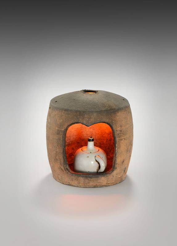 부뚜막 뒤쪽 바닥에 두고 사용하는 등. 질그릇으로 만든 집 속에 등잔을 넣어 바람이나 음식을 끓일 때 생기는 수증기에도 불이 쉽게 꺼지지 않는다.