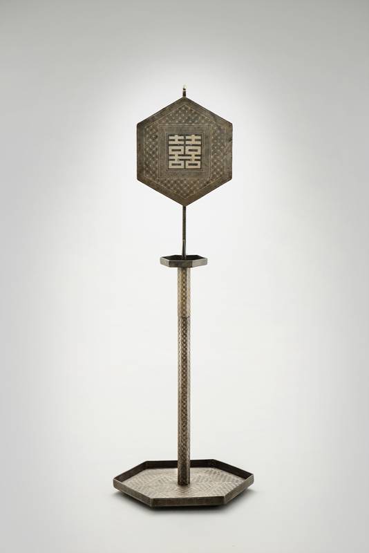 육각형의 밑받침, 기둥, 초받침, 불후리를 은입사로 세밀하게 장식했다. 중앙에 `희(囍)`자를 새겨 길상의 의미를 더했다.