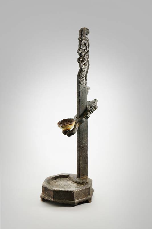 왕의 처소에서 불을 밝히던 용머리 장식 목제등잔대.