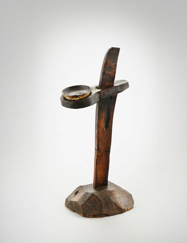 특별한 장식없이 나무의 멋을 살린 등잔대. 일반 가정에서 가장 많이 사용했다.