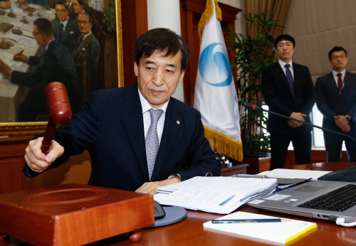 이주열 한국은행 총재가 11일 오전 서울 중구 한국은행에서 8월 기준금리를 결정할 금융통화위원회의를 주재하며 의사봉을 두드리고 있다.