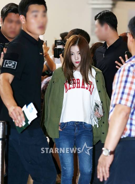 [★포토]아이린, '경호원들 사이에서 작은 체구 인증'