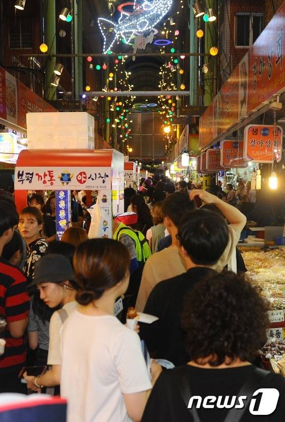 부평 깡통야시장을 방문한 고객들이 매대를 중심으로 우측통행을 하고 있다. © News1 여주연 기자