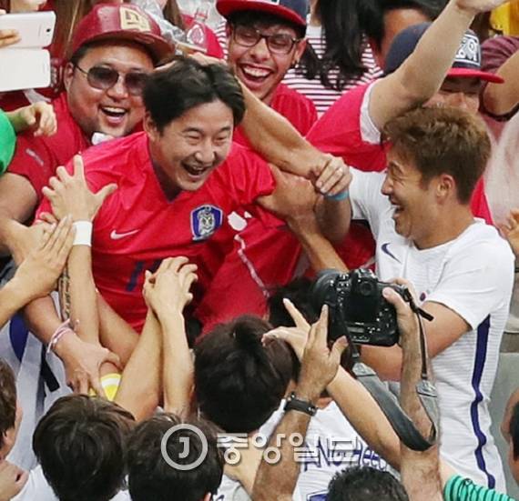 올림픽 축구 대표 선수들이 조별리그 마지막 경기 멕시코 전을 승리로 마무리한 뒤 관중석에 있던 이천수를 향해 모여들었다. [사진 올림픽사진공동취재단]