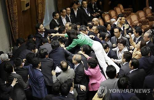 2015년 9월 일본 국회의 안보관련법 강행처리 장면 [AP=연합뉴스 자료사진]