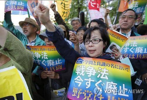 지난 5월 일본 국회의사당서 열린 '전쟁법 폐지' 집회 [AP=연합뉴스 자료사진]