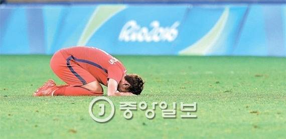 올림픽 축구 온두라스와으 8강전에서 패배한 뒤 손흥민이 눈물을 흘리고 있다.[올림픽사진공동취재단]