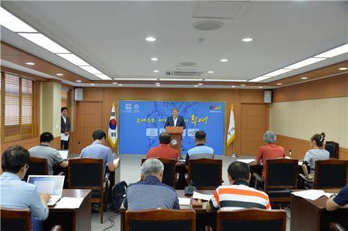 열병합발전소 반대 기자회견하는 이용우 부여군수.