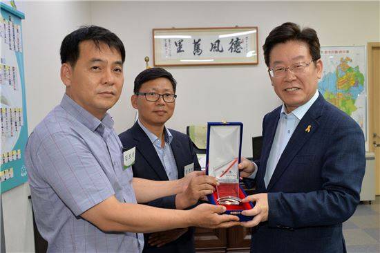 이재명 성남시장(오늘쪽)이 판교 환풍구 추락사고부상자 가족 대표단으로부터 감사패를 받고 있다.