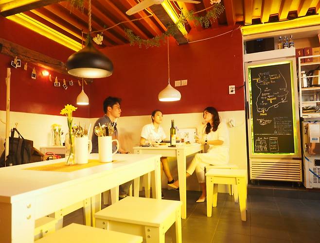 다락방 느낌이 나는 내부는 감각적인 음악이 항상 흘러나온다