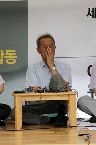 이석태 세월호 특조위 위원장이 ‘특조위 활동 기간 보장’을 요구하며 단식농성을 하던 서울 광화문 광장에서 8월2일 기자간담회를 진행하고 있다. 이 위원장은 이날 저녁 일주일 동안 해온 단식을 마무리했다. 한겨레 김명진 기자